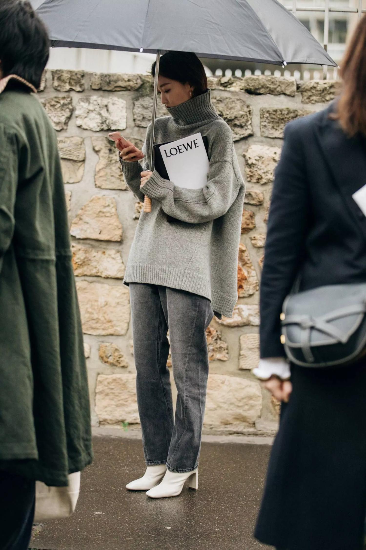 Casual Mid-Season Outfits: Grey Wool and Cashmere Turtleneck Sweater, Grey Jeans, White Heeled Boots
